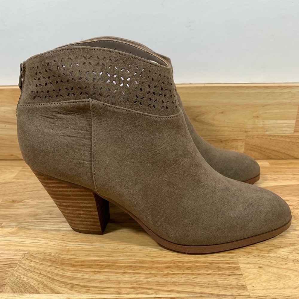 NEW Violet & Red 7.5 Jackson‎ Lazer Cut Topline Bootie Taupe Tan